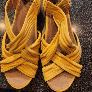 Yellow sueded leather strappy sandals from Earth size 10W